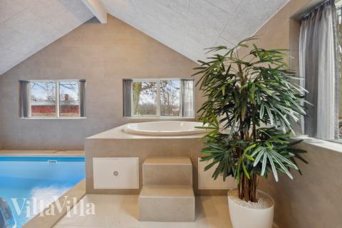 Genießen Sie den warmen Whirlpool im Luxusferienhaus Nr. 822 in Ostjütland