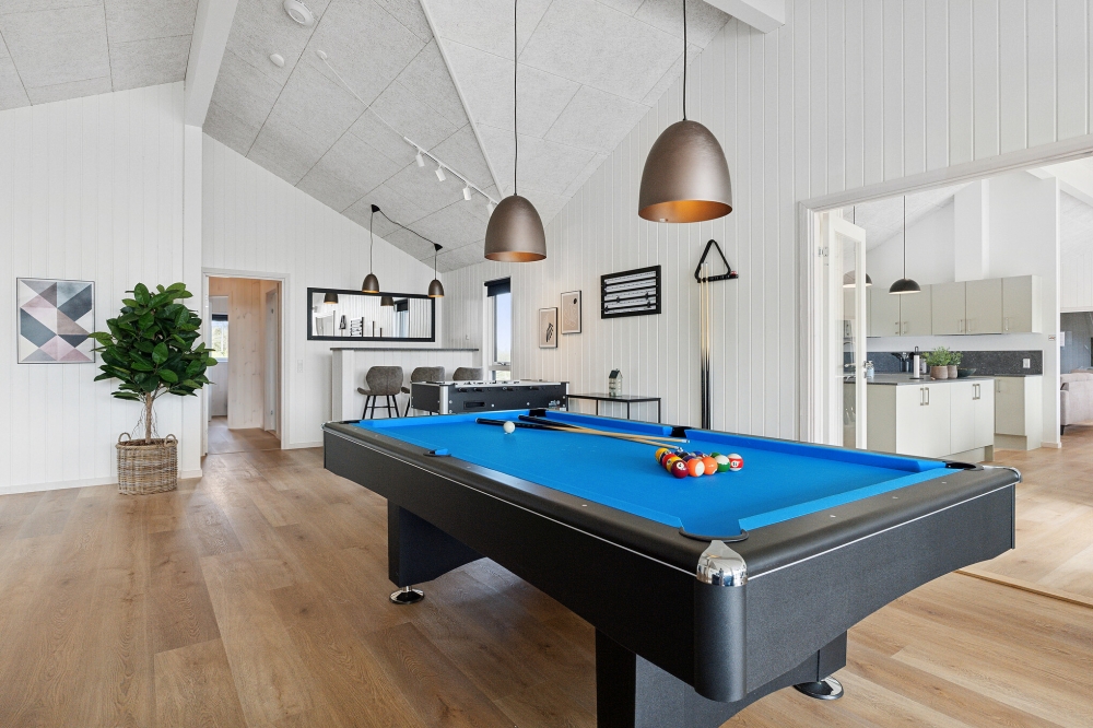 Neben den vielen schönen Stunden, die man im Poolbereich des Hauses verbringen kann, bietet das Luxusferienhaus 822 auch Spielevergnügen bei Billard/Tischtennis und Darts