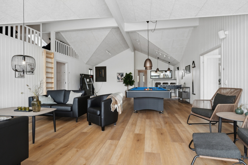Das Luxusferienhaus 822 für 30 Personen hat einen großen Aktivitätsraum mit u. a. Billard und Darts