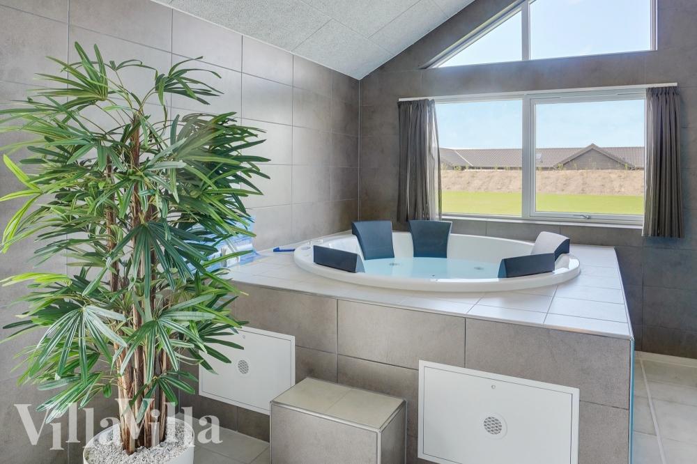 Genießen Sie den warmen Whirlpool im Luxusferienhaus Nr. 824 in Ostjütland