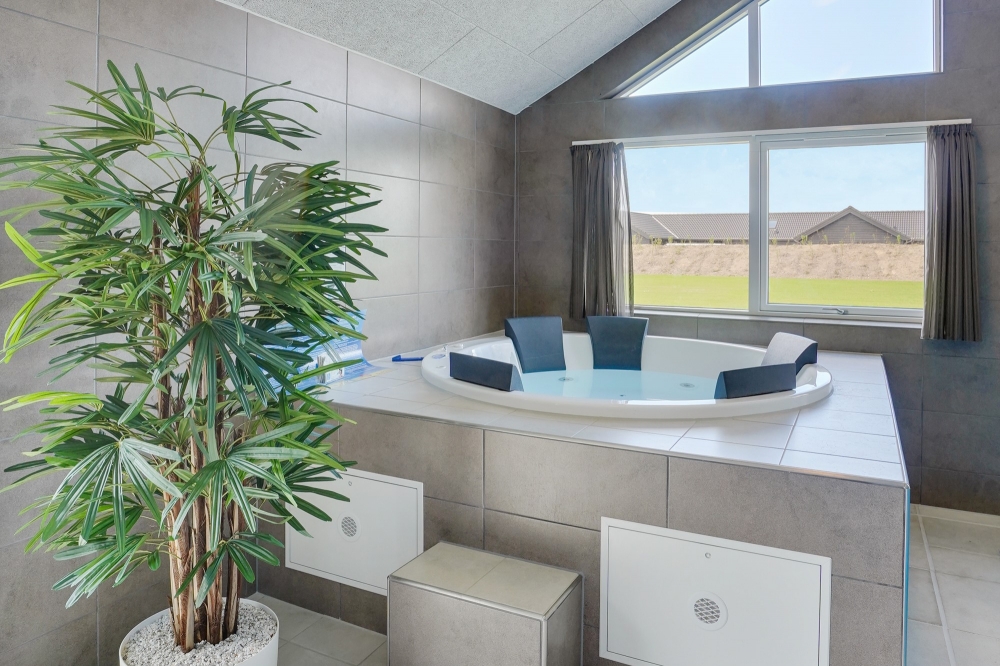 Genießen Sie den warmen Whirlpool im Luxusferienhaus Nr. 824 in Ostjütland