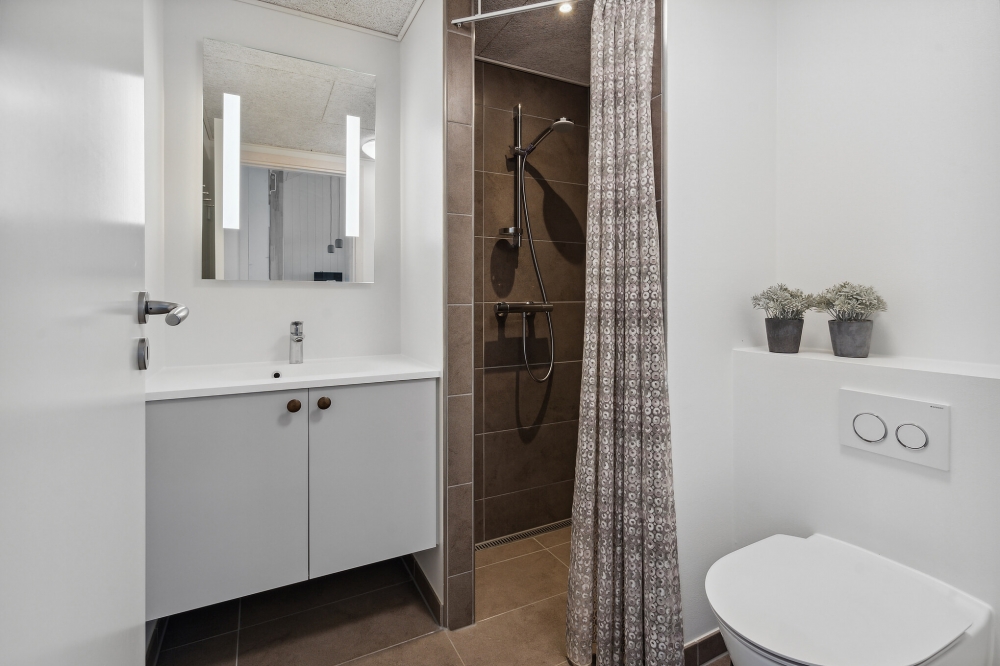 Eines der Badezimmer im Luxusferienhaus Nr. 824