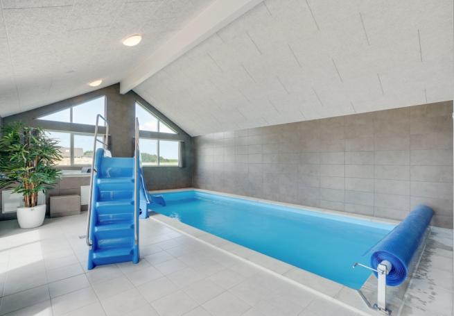 Das Ferienhaus 824 hat einen schicken Poolbereich mit Wasserrutsche, einem geräumigen, eingelassenen Whirlpool und einer Sauna.