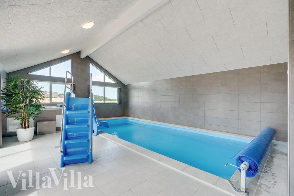 Das Ferienhaus 824 hat einen schicken Poolbereich mit Wasserrutsche, einem geräumigen, eingelassenen Whirlpool und einer Sauna.