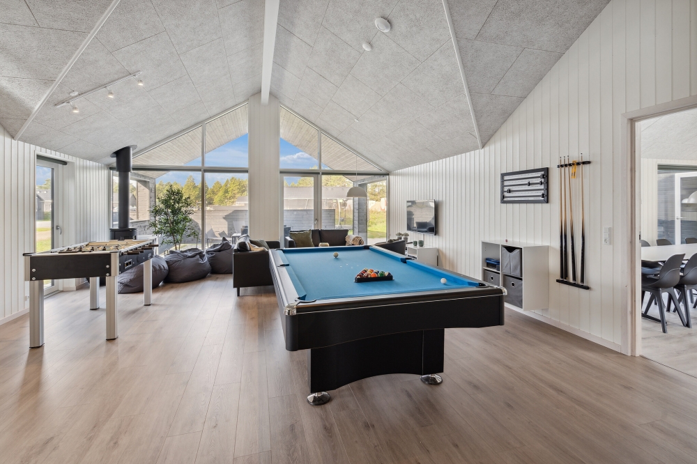 Das Luxusferienhaus 824 für 20 Personen hat einen großen Aktivitätsraum mit u. a. Billard und Darts