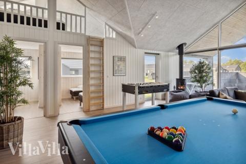 Neben den vielen schönen Stunden, die man im Poolbereich des Hauses verbringen kann, bietet das Luxusferienhaus 824 auch Spielevergnügen bei Billard/Tischtennis und Darts