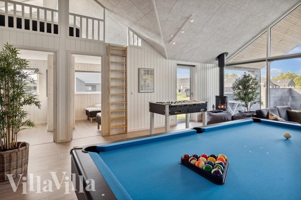 Neben den vielen schönen Stunden, die man im Poolbereich des Hauses verbringen kann, bietet das Luxusferienhaus 824 auch Spielevergnügen bei Billard/Tischtennis und Darts