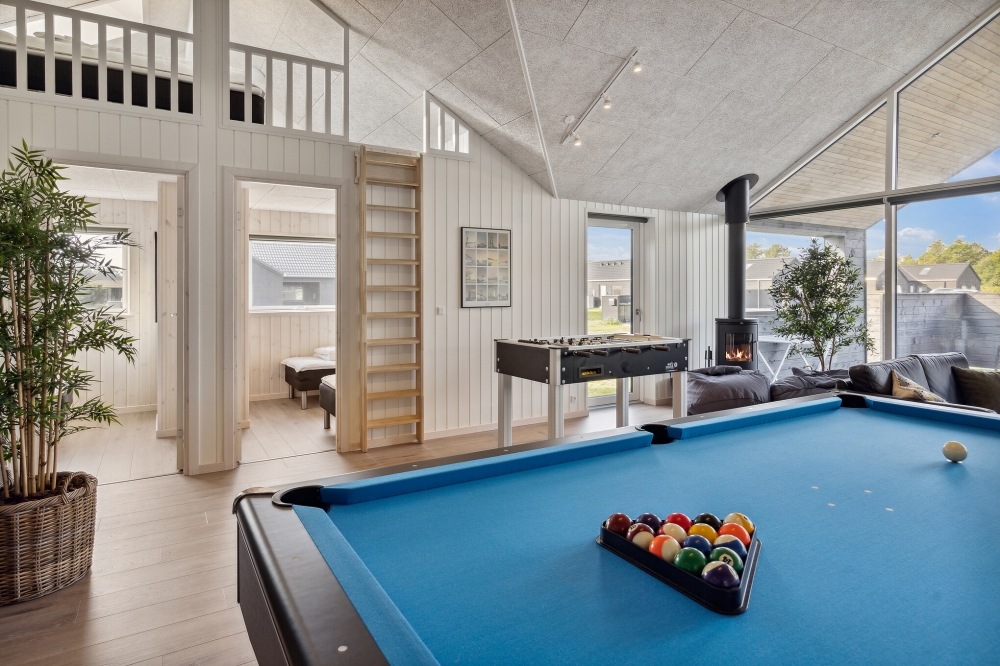 Neben den vielen schönen Stunden, die man im Poolbereich des Hauses verbringen kann, bietet das Luxusferienhaus 824 auch Spielevergnügen bei Billard/Tischtennis und Darts