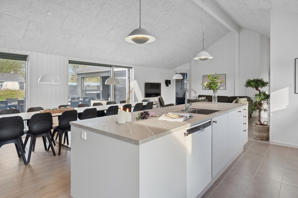 Die Küche in dem Luxusferienhaus Nr. 824 ist so gut ausgestattet, dass man problemlos Mahlzeiten für 20 Personen zubereiten kann.