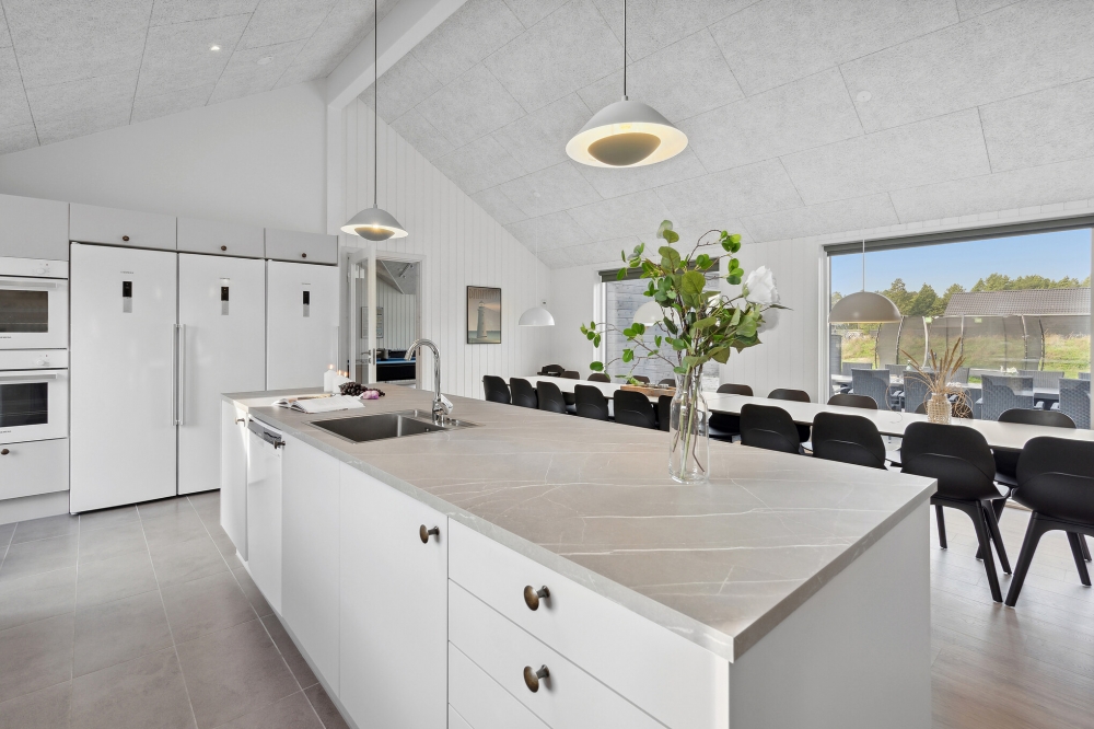 Gut ausgestattete Küche im Luxusferienhaus Nr. 824 in Ostjütland.