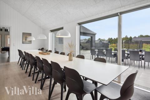 Der große, lichtdurchflutete Aufenthaltsraum im Luxusferienhaus Nr. 824 für 20.