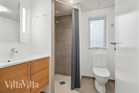 Eines der Badezimmer im Luxusferienhaus Nr. 826