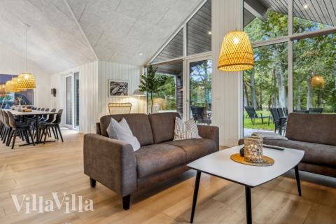 Die Couch im Luxusferienhaus Nr. 826 in Ostjütland lädt zu Gesellschaftsspielen oder zu Kinoabenden ein.