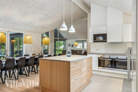 Die Küche in dem Luxusferienhaus Nr. 826 ist so gut ausgestattet, dass man problemlos Mahlzeiten für 18 Personen zubereiten kann.