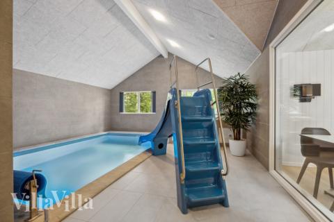 Das Ferienhaus 826 hat einen schicken Poolbereich mit Wasserrutsche, einem geräumigen, eingelassenen Whirlpool und einer Sauna.