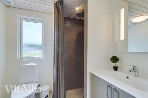 Eines der Badezimmer im Luxusferienhaus Nr. 830