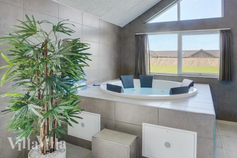 Genießen Sie den warmen Whirlpool im Luxusferienhaus Nr. 830 in Ostjütland