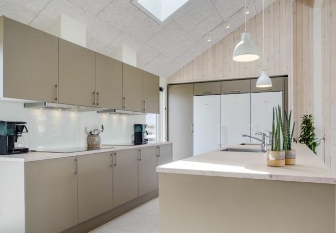 Die Küche in dem Luxusferienhaus Nr. 830 ist so gut ausgestattet, dass man problemlos Mahlzeiten für 26 Personen zubereiten kann.