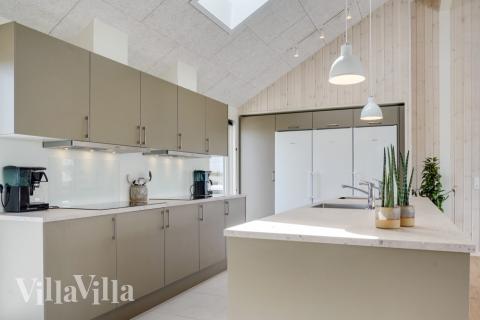 Die Küche in dem Luxusferienhaus Nr. 830 ist so gut ausgestattet, dass man problemlos Mahlzeiten für 26 Personen zubereiten kann.