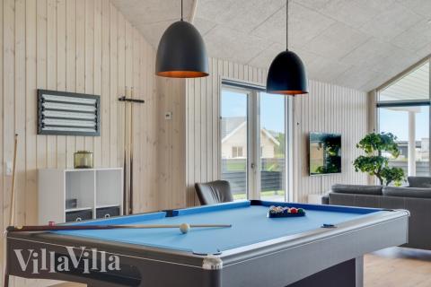 Neben den vielen schönen Stunden, die man im Poolbereich des Hauses verbringen kann, bietet das Luxusferienhaus 830 auch Spielevergnügen bei Billard/Tischtennis und Darts