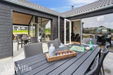 Das Luxusferienhaus Nr. 830 hat eine tolle Terrasse, die mit hochwertigen Gartenmöbeln für 26 Personen ausgestattet ist.