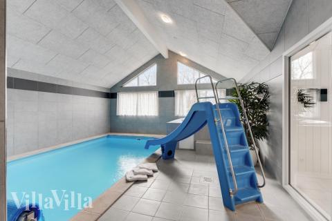 Das Ferienhaus 832 hat einen schicken Poolbereich mit Wasserrutsche, einem geräumigen, eingelassenen Whirlpool und einer Sauna.