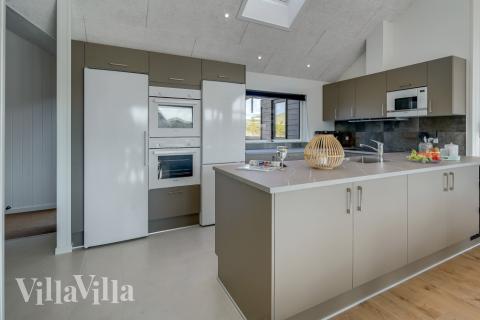 Die Küche in dem Luxusferienhaus Nr. 832 ist so gut ausgestattet, dass man problemlos Mahlzeiten für 18 Personen zubereiten kann.