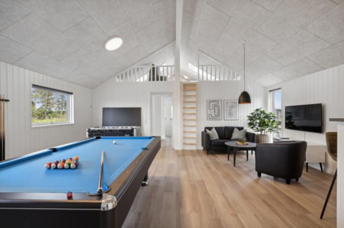 Neben den vielen schönen Stunden, die man im Poolbereich des Hauses verbringen kann, bietet das Luxusferienhaus 811 auch Spielevergnügen bei Billard/Tischtennis und Darts