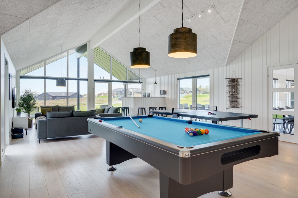 Neben den vielen schönen Stunden, die man im Poolbereich des Hauses verbringen kann, bietet das Luxusferienhaus 807 auch Spielevergnügen bei Billard/Tischtennis und Darts