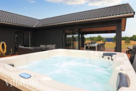 Genießen Sie den warmen Whirlpool im Luxusferienhaus Nr. 649 in Lolland/Falster/Mön
