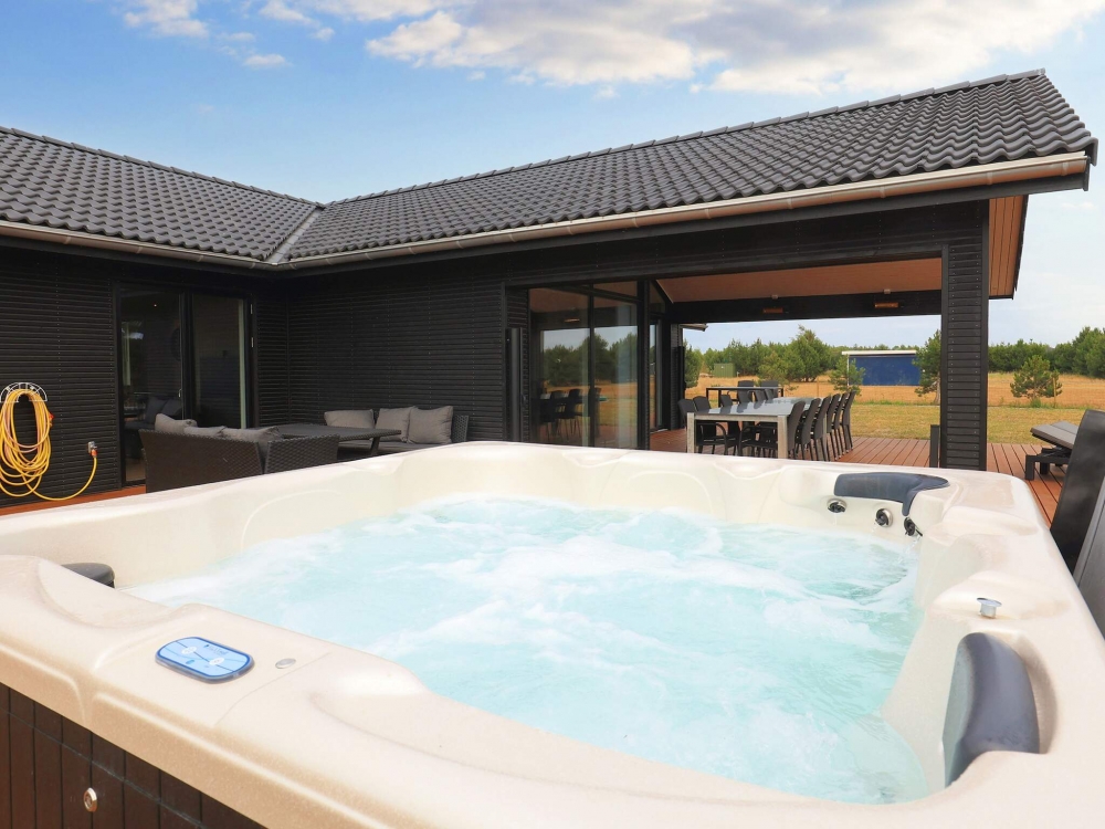 Genießen Sie den warmen Whirlpool im Luxusferienhaus Nr. 649 in Lolland/Falster/Mön