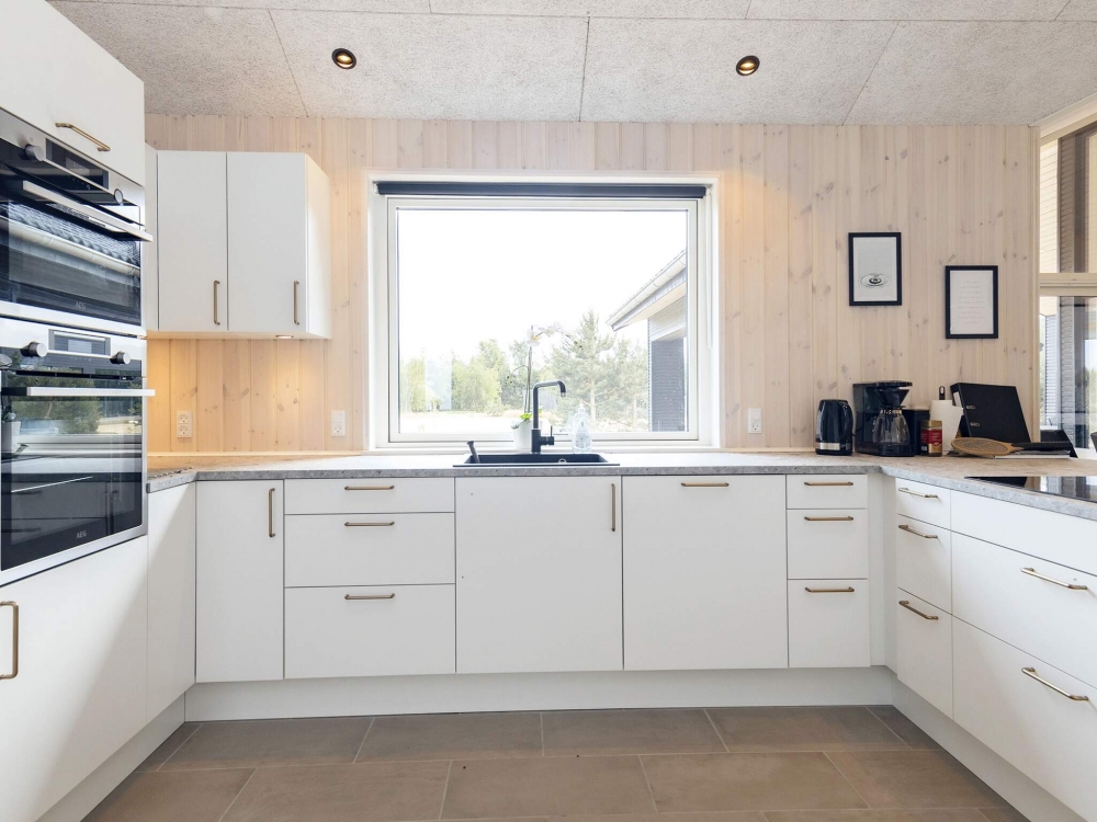 Die Küche in dem Luxusferienhaus Nr. 649 ist so gut ausgestattet, dass man problemlos Mahlzeiten für 14 Personen zubereiten kann.