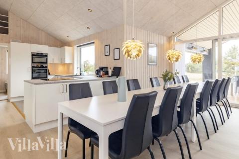 Der große, lichtdurchflutete Aufenthaltsraum im Luxusferienhaus Nr. 649 für 14.