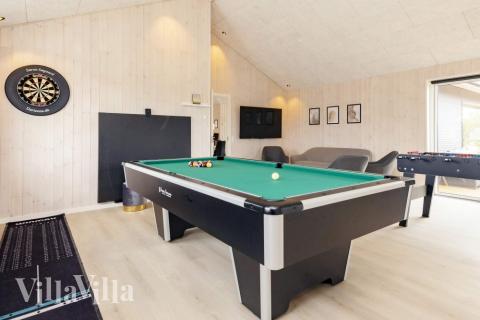 Das Luxusferienhaus 649 für 14 Personen hat einen großen Aktivitätsraum mit u. a. Billard und Darts
