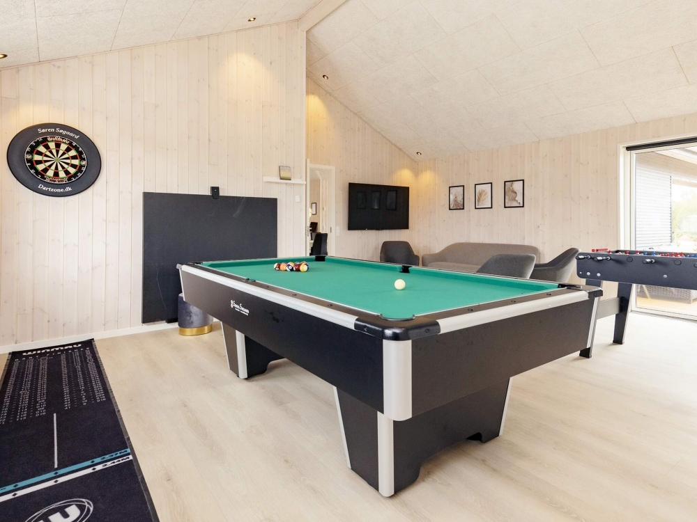 Das Luxusferienhaus 649 für 14 Personen hat einen großen Aktivitätsraum mit u. a. Billard und Darts
