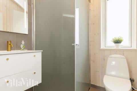 Eines der Badezimmer im Luxusferienhaus Nr. 649