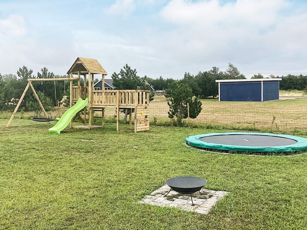 Zu dem attraktiven Ferienhaus Nr. 649 in Lolland/Falster/Mön gehört auch ein tolles Angebot im Außenbereich, z. B. Spieleturm und Schaukeln