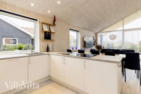 Die Küche in dem Luxusferienhaus Nr. 650 ist so gut ausgestattet, dass man problemlos Mahlzeiten für 10 Personen zubereiten kann.