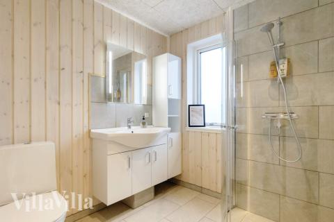 Eines der Badezimmer im Luxusferienhaus Nr. 650