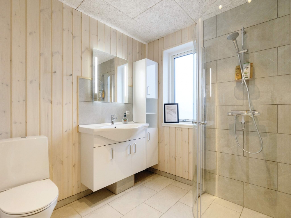 Eines der Badezimmer im Luxusferienhaus Nr. 650