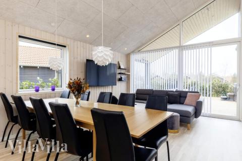 Der große, lichtdurchflutete Aufenthaltsraum im Luxusferienhaus Nr. 650 für 10.