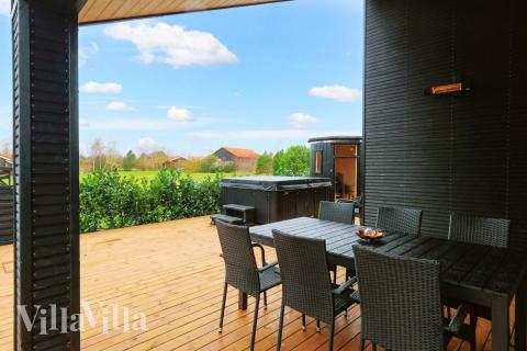 Das Luxusferienhaus Nr. 650 hat eine tolle Terrasse, die mit hochwertigen Gartenmöbeln für 10 Personen ausgestattet ist.