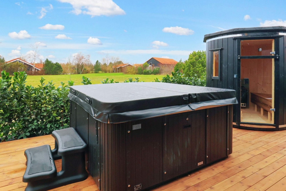 Genießen Sie den warmen Whirlpool im Luxusferienhaus Nr. 650 in Lolland/Falster/Mön