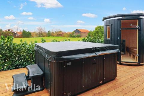 Genießen Sie den warmen Whirlpool im Luxusferienhaus Nr. 650 in Lolland/Falster/Mön