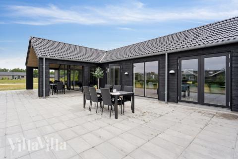 Genießen Sie einen Grillabend auf der Terrasse des Luxusferienhauses Nr. 653 in Westjütland