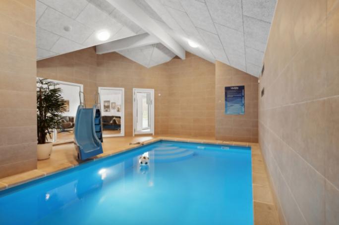 Das Ferienhaus 657 hat einen schicken Poolbereich mit Wasserrutsche, einem geräumigen, eingelassenen Whirlpool und einer Sauna.