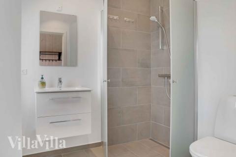 Eines der Badezimmer im Luxusferienhaus Nr. 661