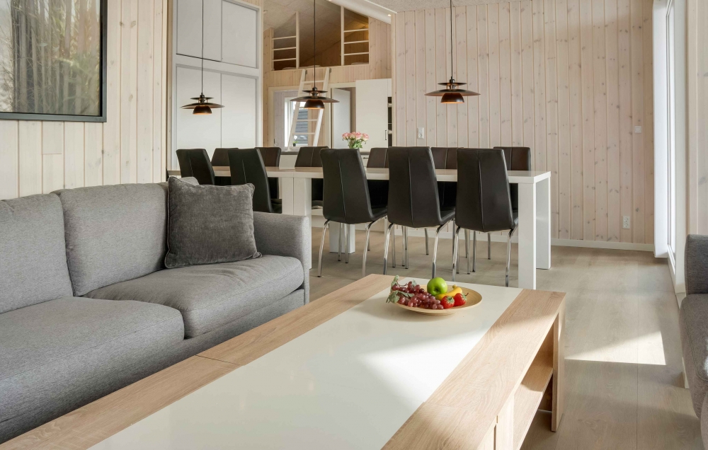 Die Couch im Luxusferienhaus Nr. 661 in Lolland/Falster/Mön lädt zu Gesellschaftsspielen oder zu Kinoabenden ein.