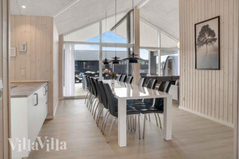 Der große, lichtdurchflutete Aufenthaltsraum im Luxusferienhaus Nr. 661 für 14.