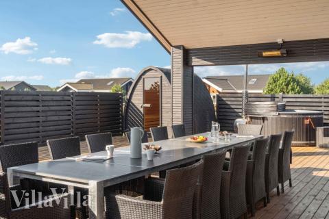 Das Luxusferienhaus Nr. 661 hat eine tolle Terrasse, die mit hochwertigen Gartenmöbeln für 14 Personen ausgestattet ist.